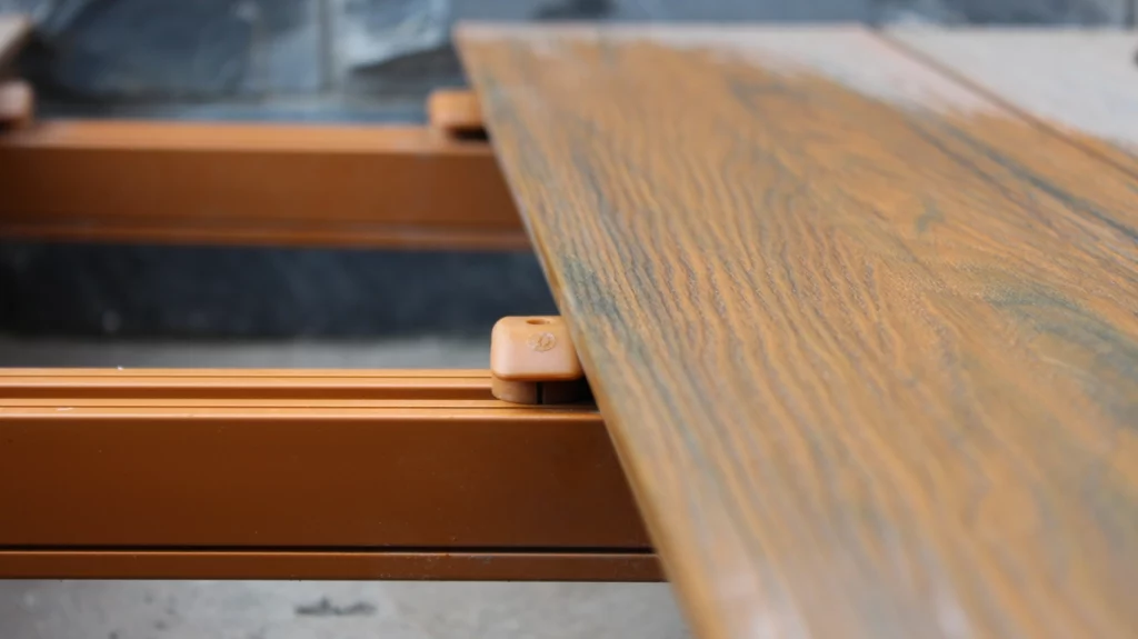 If you're looking for the easiest way to build a deck, consider choosing Feelingwood Fast-Installation decking with nail-free fasteners.